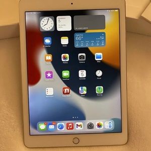Apple iPad pro 9.7” inch First Generation 32 GB A1673 Gold Runs Latest IOS Wifi